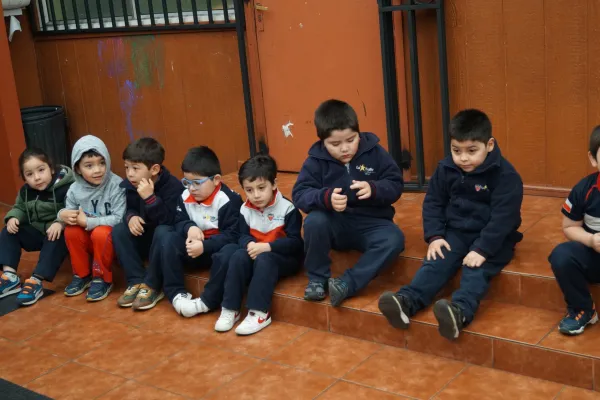 Los niños de Pre kínder aprenden una nueva letra, la M. 